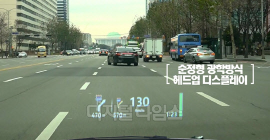 도로주행시험용 차량 설치 헤드업 디스플레이 화면이 실행되고 있다.<도로교통공단 제공>